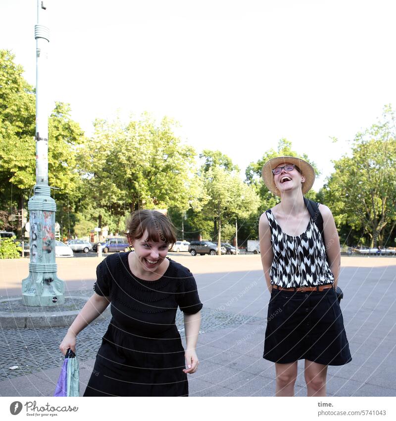 ungezwungen unterwegs Frau weiblich feminin lachen Spaß Berlin Säule Platz Bäume urban Stadt Sommer Hauptstadt Allee Sonnenlicht Schatten Himmel Freundinnen