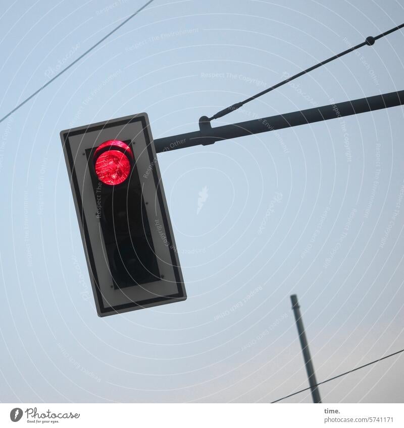Lightbox (30) Ampel Lichtzeichenanlage rot Verkehr Straßenverkehr Straßenverkehrsordnung Metall Aufhängung Himmel Stopsignal warten Verkehrszeichen Verkehrswege