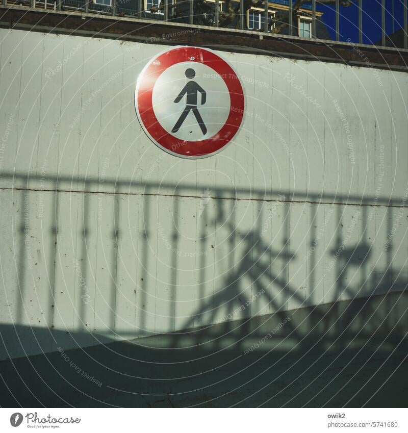 Rundgang Wand Verbotsschild Durchgang verboten Verkehrsschild Warnschild Warnhinweis Verbote rund Piktogramm Person Mann gehen glänzend Sonnenlicht Lichtreflex