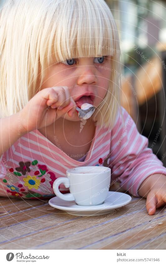 Sahnehäubchen... Kind Kindheit Mädchen Kleinkind Freude Mensch Glück niedlich Lifestyle Kaffee Kaffeetrinken Tasse Frühstück genießen Heißgetränk Getränk lecker