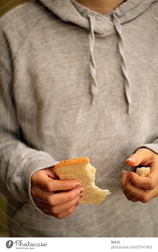 ausgefranst l Toastbrot Brot Brote Scheibe Hand Hunger hungrig Lebensmittel Frühstück lecker Hände festhalten Krümel zerbrechlichkeit brechen Abendmahl füttern