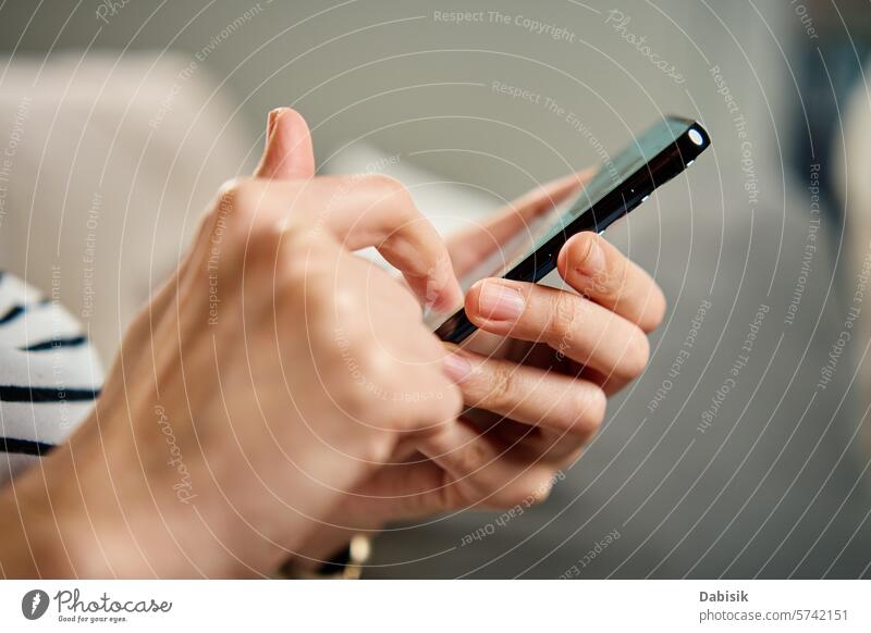 Person beim Surfen in sozialen Medien auf dem Smartphone in Innenräumen soziale Netzwerke Browsen benutzend Hände Bildschirm digital heimwärts Inhalt