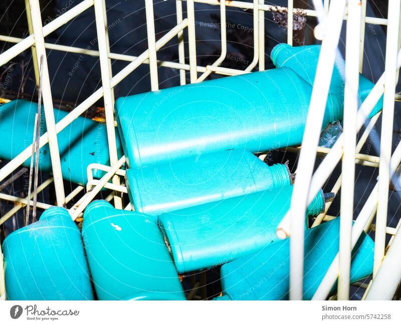 leere Plastikbehälter in unterschiedlichen Größen in einem alten Regal Plastikmüll türkis identisch Massenproduktion Verpackungsmüll seriell Strukturen & Formen