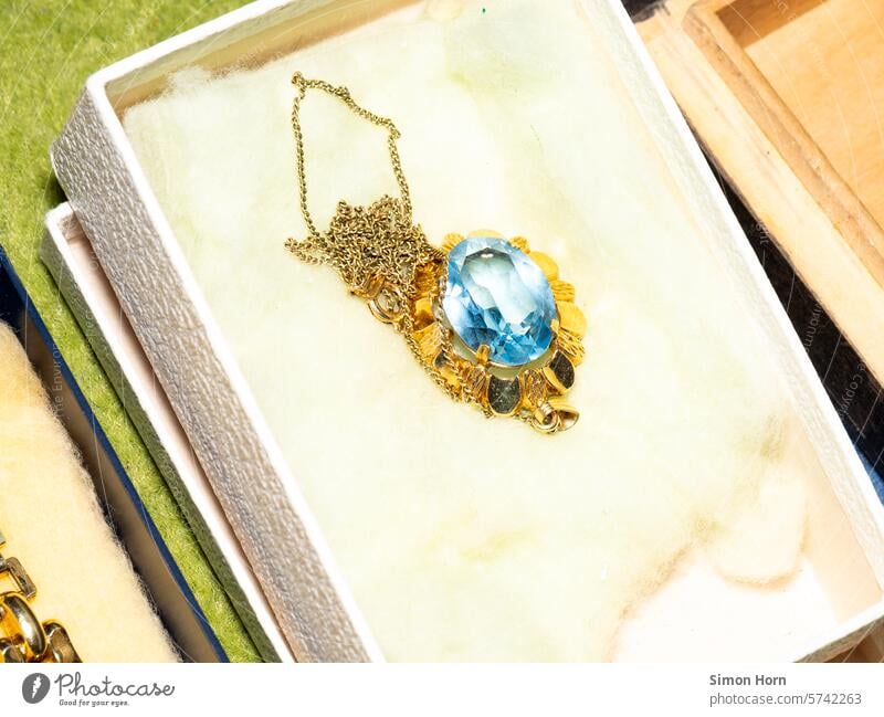 Goldkette mit Diamant in einer Schatulle Erbstück wertvoll Schmuck Kostbarkeit Edelstein alt Erinnerung Erinnerungsstück edel aufbewahren Glanz Fundstück