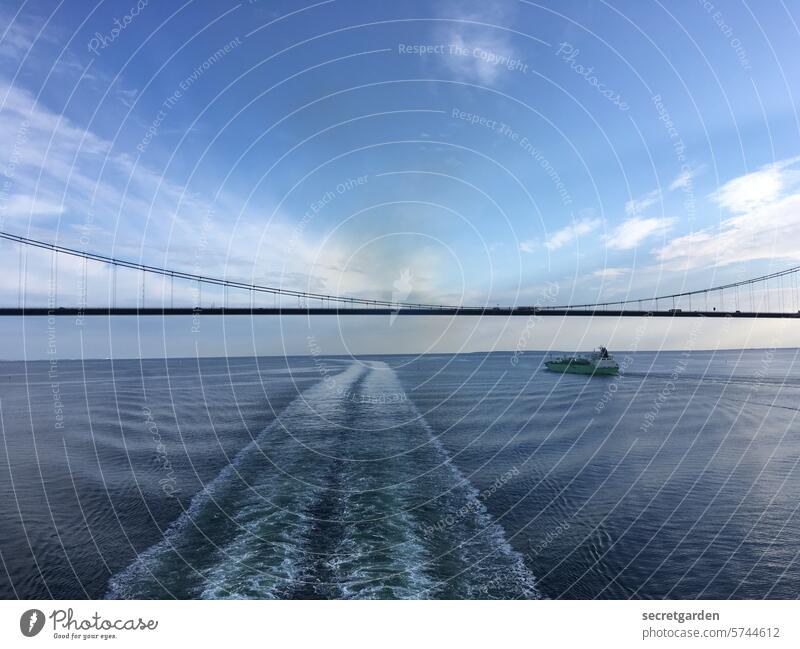 Dem Himmel so nah Brücke Meer Fahrwasser Schiff weite Ferne Fernweh Horizont blau leicht schwebend Ferien & Urlaub & Reisen Wasser Freiheit Wellen Außenaufnahme