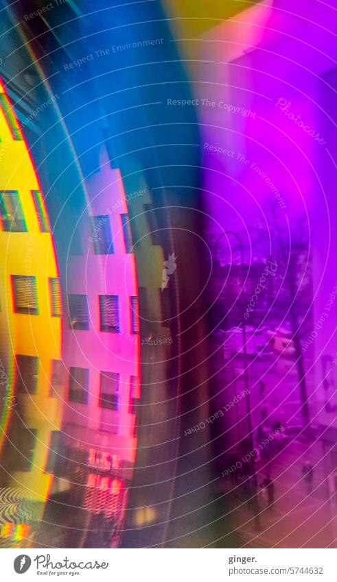 Bizarre Zauberwelt - Prismenfotografie Überlagerung Streifen lila bunt ästhetisch Baum Haus Fenster sci-fi bizarr Kunst Silhouette Strukturen & Formen abstrakt