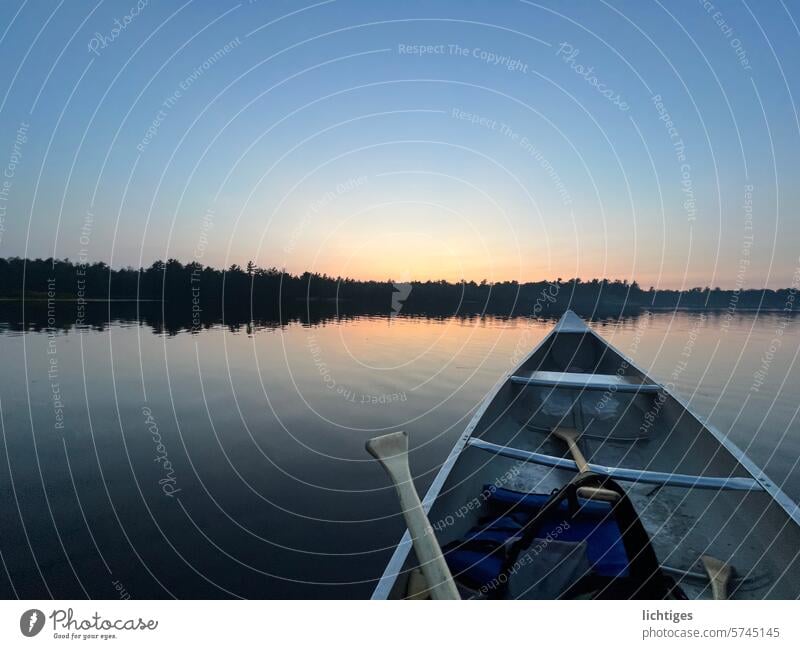 lebensstill. Blick aus dem Kanu auf dem See bei nach Sonnenuntergang Stille Horizont Romantik
