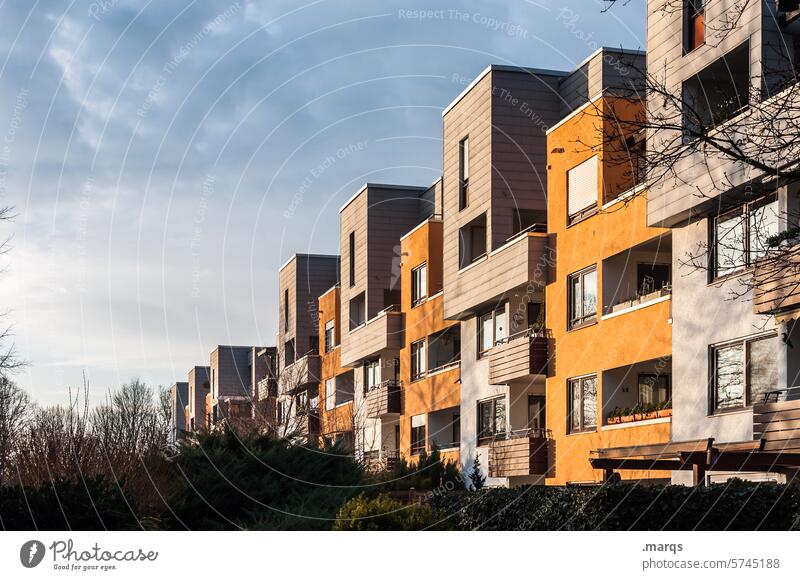 Siedlung Mehrfamilienhaus Balkon Wolken Himmel Stadt Architektur Fassade Häuserzeile Häuserblock Wohnblock Haus Gebäude wohnen Miete Wohnungssuche Zukunft