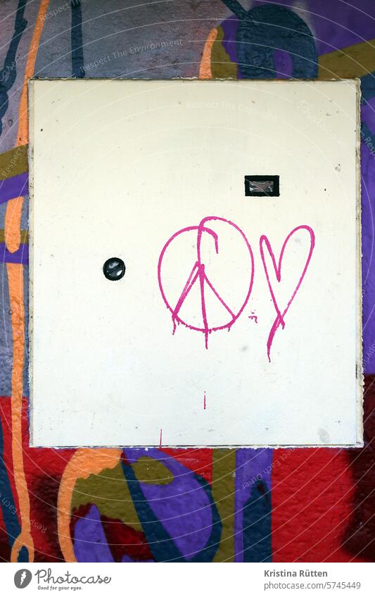 frieden und liebe peace love herz zeichen symbol graffiti streetart wand gebäude fassade friedenszeichen peacezeichen friedlich pazifismus pazifistisch
