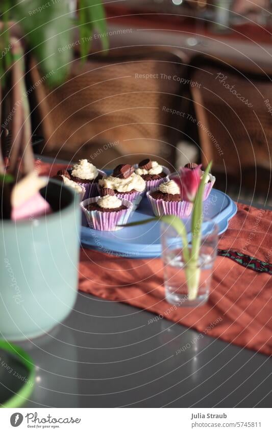 Muffins 1980 Kuchen aufgetischt Pflanze Glas Blume Tulpe Schokolade Topfpflanze stühle Tisch Café Geburtstag Tischläufer Törtchen