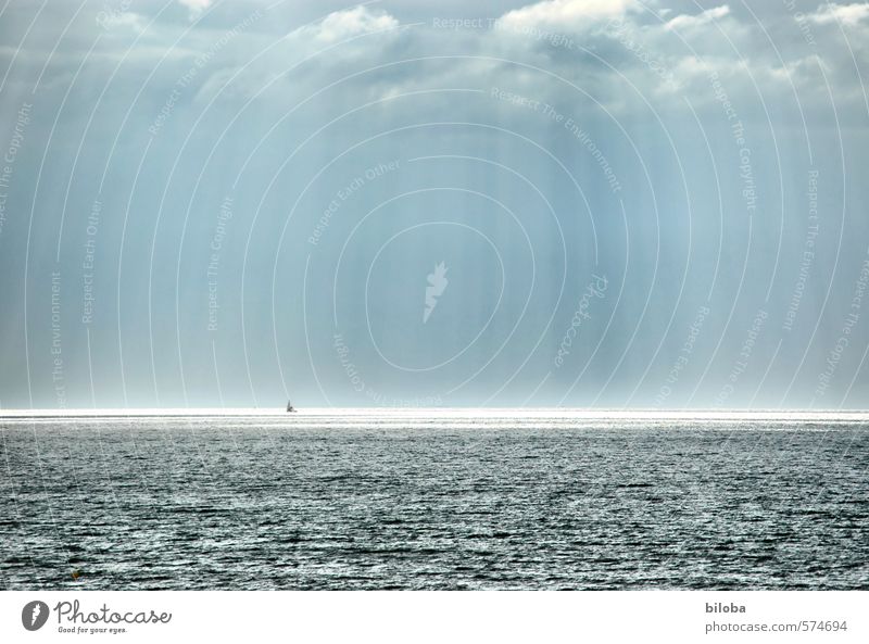 Nordsee Umwelt Landschaft Urelemente Wasser Gewitterwolken Sonnenlicht Sommer Meer blau grau Horizont Ferne Wasserfahrzeug Außenaufnahme Textfreiraum rechts