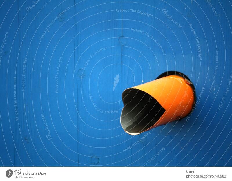 interessante Variante rohr wand holzwand ausfluss transport leitung baustelle blau orange Rohrleitung Abwasser Versorgung Technik & Technologie Konstruktion