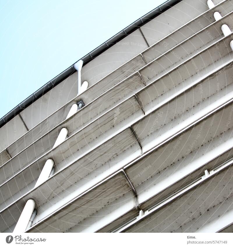 ein Platz an der Sonne Wand Mauer Fassade Bauwerk Gebäude Himmel Fallrohr Dachrinne Froschperspektive Linien Beton wohnen Wohnhaus trist Bauelemente Fuge Stein