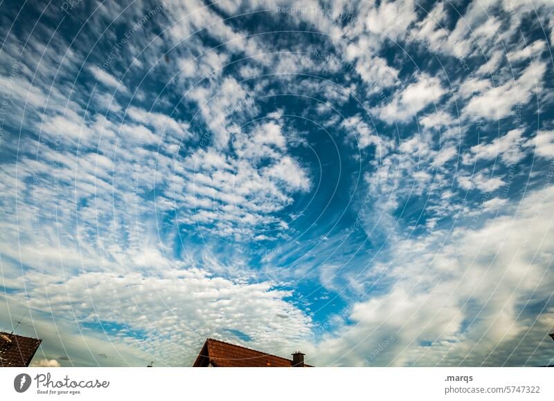 Spektakel dramatisch Wolken Himmel Wetter Natur Haus Umwelt Stimmung Dach Klimawandel Urelemente Schönes Wetter blau Ruhe Meteorologie Dynamik Sommer Freiheit