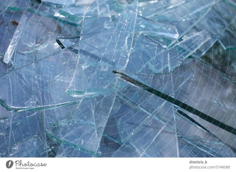 Glasscherben transparente Scherben abstraktes Material Hintergrund durchsichtig gebrochen Teile zerbrochen stechend Abfall Recycling Textur abschließen Makro