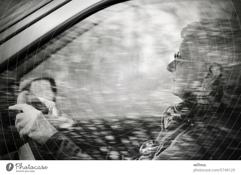 Achtsamkeit beim Verkehr Autofahren Autofahrerin Seniorin weißhaarig Konzentration Mensch Frau Brille Weiblicher Senior sw verreisen Fahrer Lenkrad Mobilität