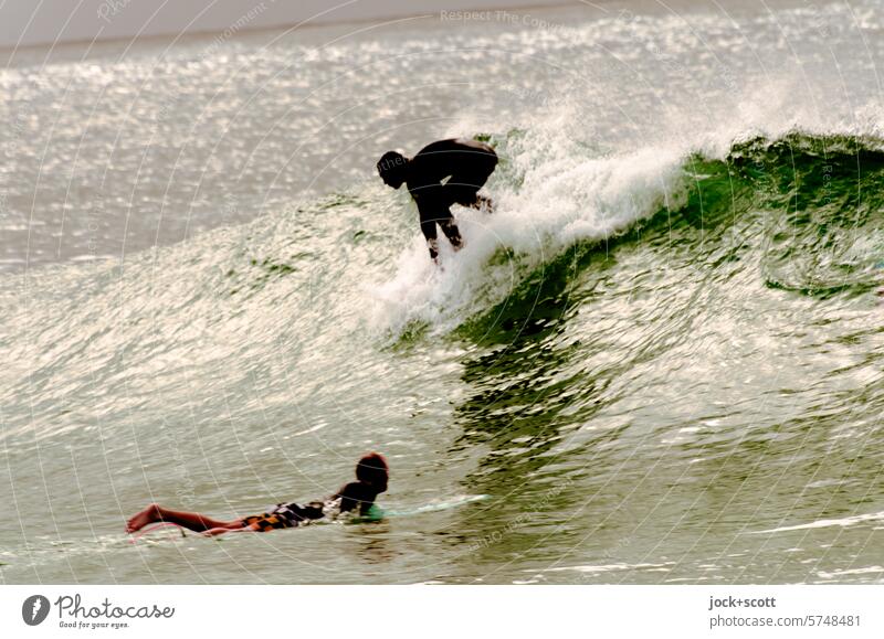 Leidenschaft der Wellenreiter Surfer Meer Surfen Surf-Wellen Sportaktivitäten Lifestyle Wellenlinie Dynamik Wasseroberfläche Wellenkamm Meerwasser Wellenform