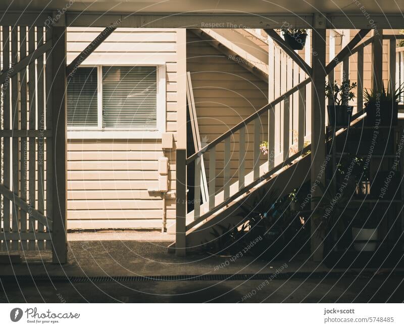 symmetrisches Holzhaus zwischen Licht und Schatten Haus Fenster Treppe Sonnenlicht Wand Fassade Architektur Strukturen & Formen Kontrast Jalousien Stellplatz