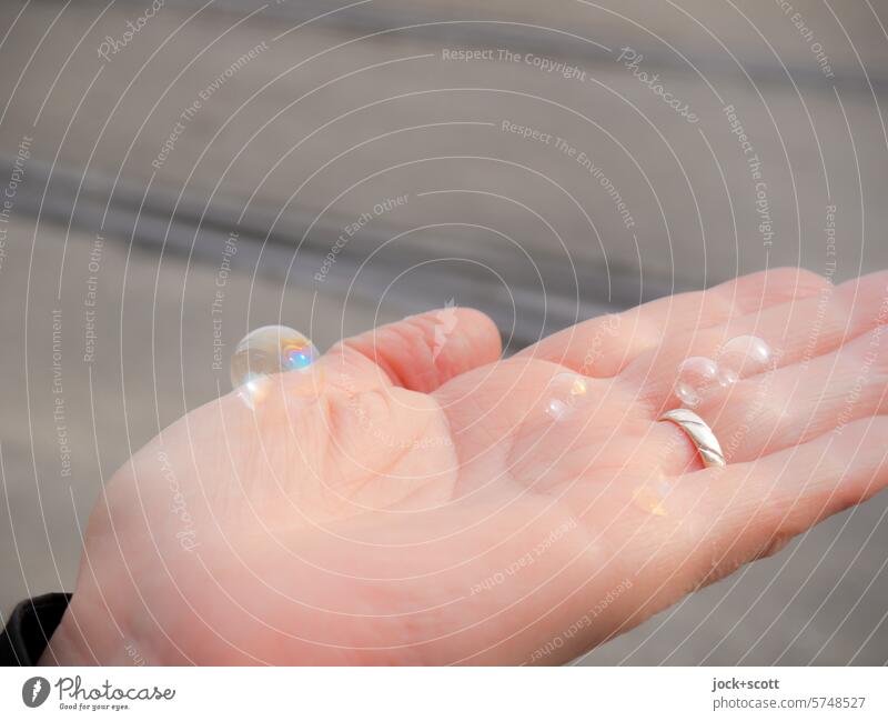 karlsruhelos …. und die zauberhaften Seifenblasen auf der linken Hand linke Hand Handfläche Körperteile leicht sanft einfach authentisch glänzend