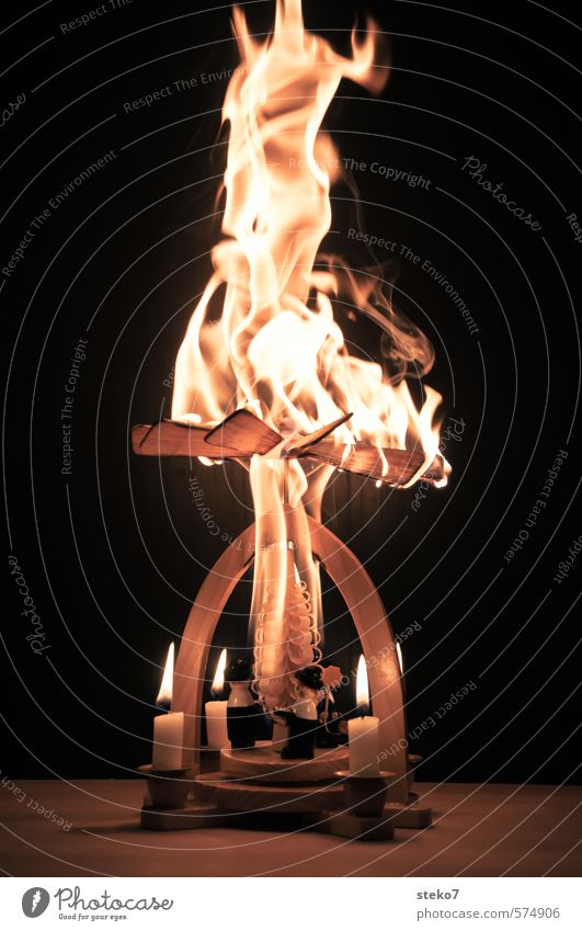 Advents Inferno Weihnachten & Advent Feuer Kerze Holz bedrohlich Risiko Vergänglichkeit Versicherung Zerstörung Weihnachtspyramide Flamme brennen Desaster