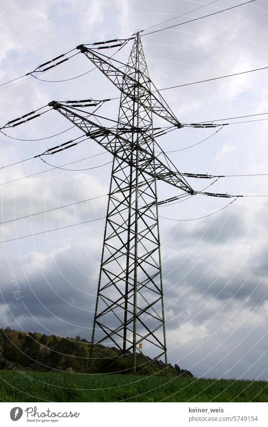 Solange der Strom noch aus der Steckdose kommt Strommast Elektrizität Energiewirtschaft Leitung Hochspannungsleitung Himmel Stromtransport Energiekrise