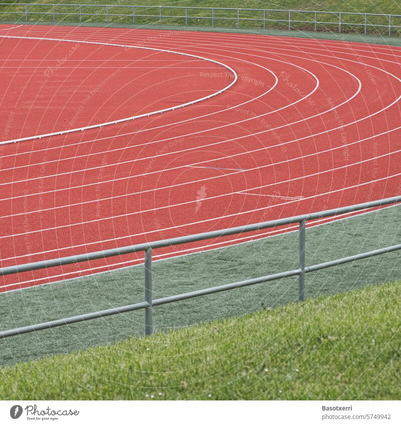 Detailansicht eines Leichtathletikstadions: Kurve einer Laufbahn Leichtathletikbahn Sport Leistungssport Schotter Schulsport Bundesjugendspiele Sportstätten