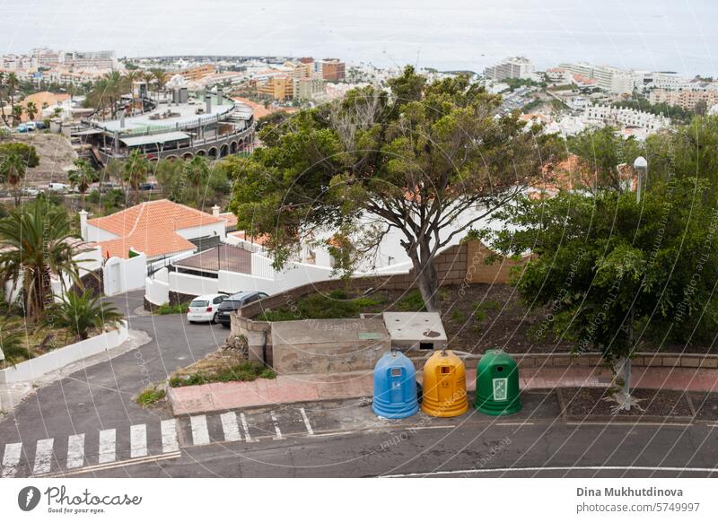 Müllcontainer für Recycling-Müll auf Teneriffa, Kanarische Inseln, Spanien. Trennen von Plastik, Glas und Papier. Blauer, gelber und grüner Container auf dem Bürgersteig aus der Vogelperspektive. Wartungsarbeiten. Stadtplanung. Schutz der Umwelt.