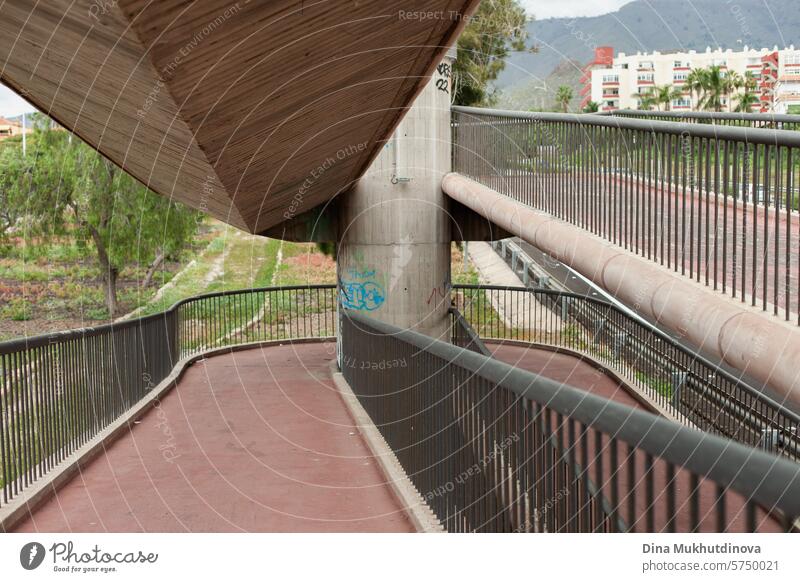 Fußgängerbrücke für Rollstuhlfahrer auf Teneriffa, Kanarische Inseln, Spanien. Stadtplanung. Straßen und Autobahninfrastruktur. Spaziergang Sicherheit Zebra