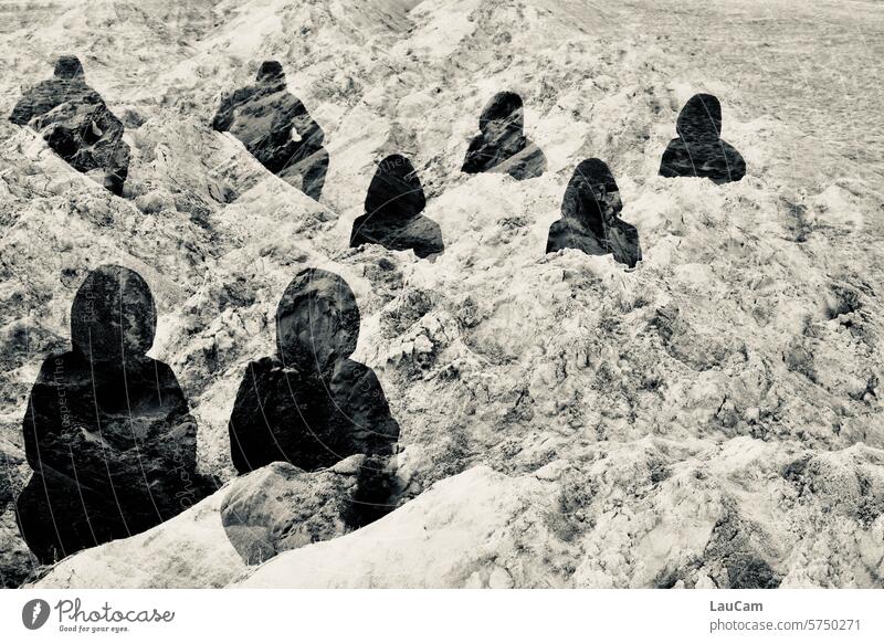 Erdmännchen Personen Menschen Strand Sand hocken Mehrfachbelichtung Doppelbelichtung doppelt verschwommen Köpfe Rückenansicht