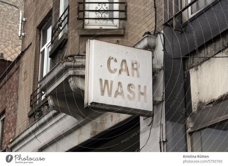 verblichenes car wash schild autowäsche waschanlage werbeschild verwaschen ausgeblichen alt patina neonschild reklame werbung geschäft typo typografie haus