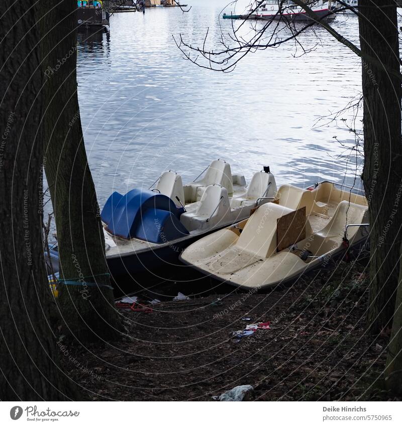 Zwei Tretboote warten nach der kalten Jahreszeit am Spreeufer auf ihren Einsatz. Berlin Rummelsburg Wasser Tretbot freizeit Vergnügen Wassersport spreeufer