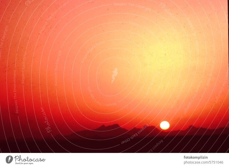 Sonnenuntergang - der Letzte macht das Licht aus Himmel Berge erde Wüste Landschaft vergangenheit Sahara gebirge eindrucksvoll Natur Erde Sonnenlicht