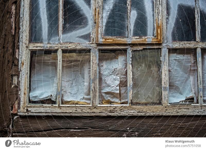 Marodes Fenster in einem Fachwerkhaus. Abblätternde Farbe und fehlende Fensterscheiben machen es auch nicht wohnlicher... marode marodes Fenster