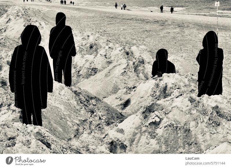 geheimnisvolle Besucher am Strand *888* Personen Sand Rückenansicht den Strand im Blick unheimlich Meer Küste Sandstrand fremd außenstehend distanziert