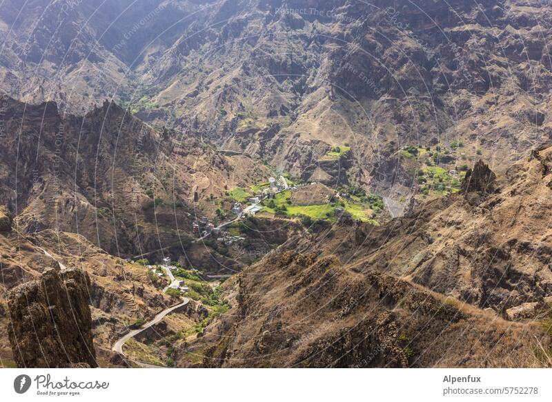 Vulkanische Oase Santo Antão Kap Verde malerisch Landschaft Berge u. Gebirge vulkanisch Cabo Verde Urlaub Natur schön Hügel Felsen Hügellandschaft