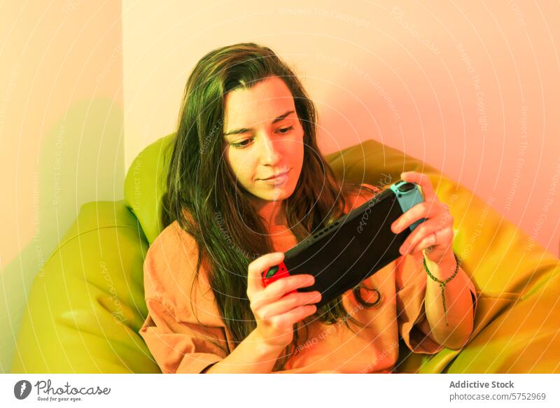 Ein entspannter Gamer ist in einem Moment der Konzentration eingefangen, während er auf einer tragbaren Spielkonsole spielt, eingebettet in einen gemütlichen, farbenfrohen Stuhl