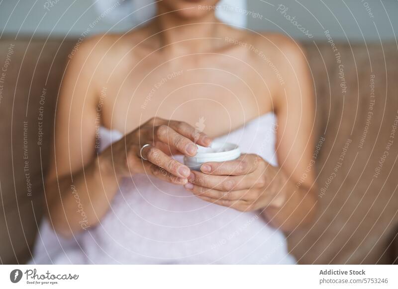 Frau trägt Feuchtigkeitscreme aus einem Tiegel auf Glas Hautpflege Routine Hände Sahne anwendend Schönheit Pflege Nahaufnahme Wellness Gesundheit täglich