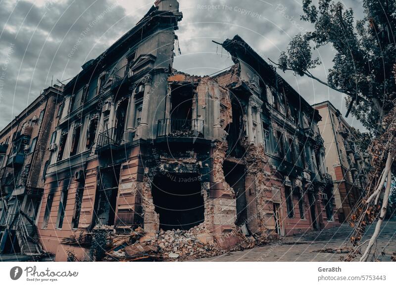 zerstörte und verbrannte Häuser in der Stadt während des Krieges in der Ukraine donezk Kherson Lugansk mariupol Russland aussetzen Verlassen attackieren