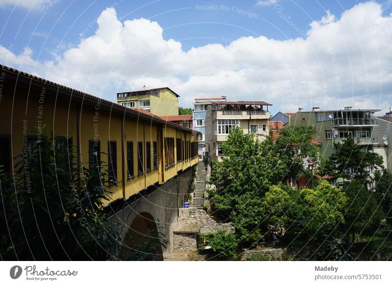 Die historische Irgandi Brücke mit Geschäften und Basaren im Sommer vor blauem Himmel mit weißen Wolken bei Sonnenschein in Bursa im Uludag Gebirge in der Türkei