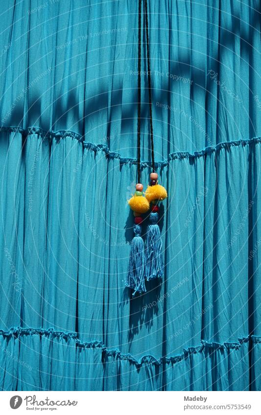 Elegantes Sommerkleid in Blau mit Dekoration im Basar auf der historischen Irgandi Brücke im Sommer bei Sonnenschein in Bursa im Uludag Gebirge in der Türkei