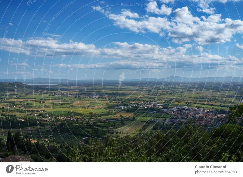 Panoramablick von Cortona, Italien, im Sommer Arezzo Europa Juli Toskana Farbe Land Tag grün Hügel Landschaft Natur Fotografie ländlich reisen