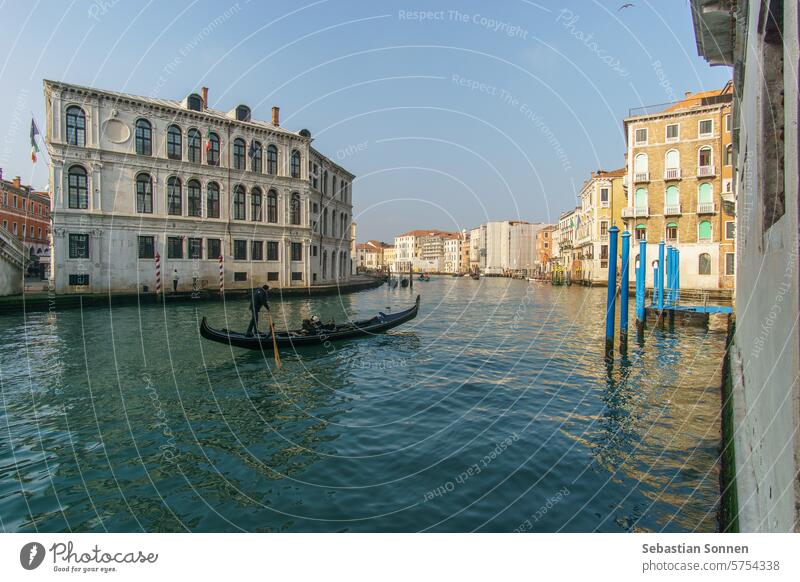 Ein Gondelboot auf dem Canal Grande an einem sonnigen Wintertag vor typischen Gebäudefassaden, Venedig, Venetien, Italien Tourismus großer Kanal reisen