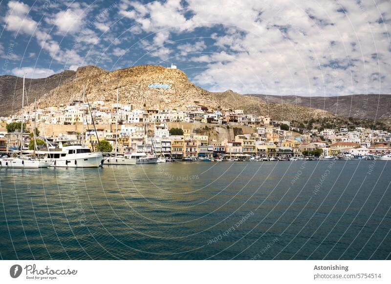 Kalimnos, Griechenland Urlaub Stadt Ufer Boot Boote Meer Wasser Hügel kahl trocken Reise gelb Häuser Fenster Wellen Himmel Wolken Natur Tourismus Landschaft