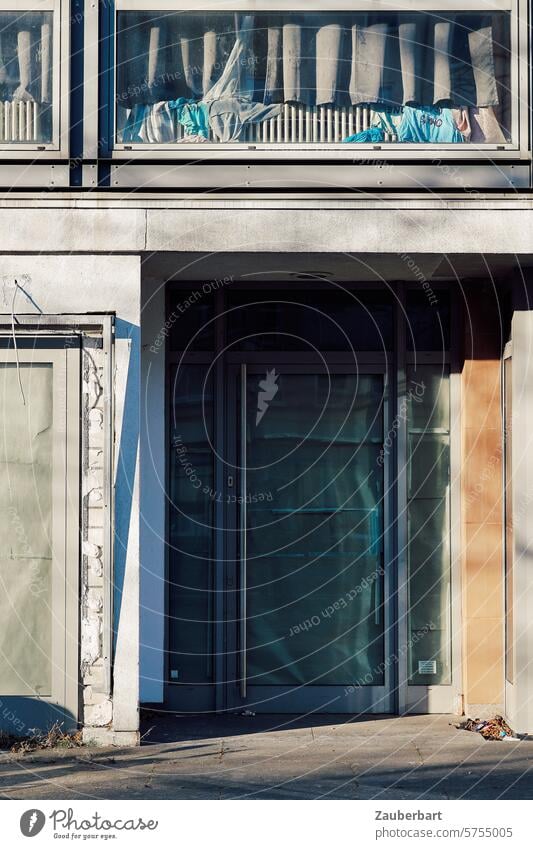Fassade, Schatten, Eingangstür, moderne Fenster und kein Einblick Vorhang bewohnt Gebäude Haus Architektur Strukturen & Formen Glas Metall Rahmen