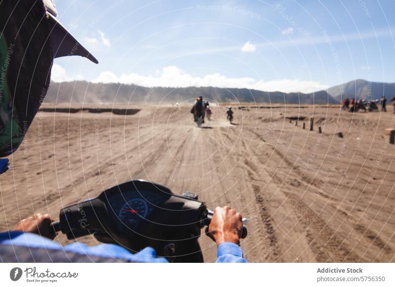 Abenteuerreiten im Sand von Indonesien Motorrad sandig Landschaft reisen Tourismus im Freien Mitfahrgelegenheit Himmel übersichtlich entfernt Reiter staubig