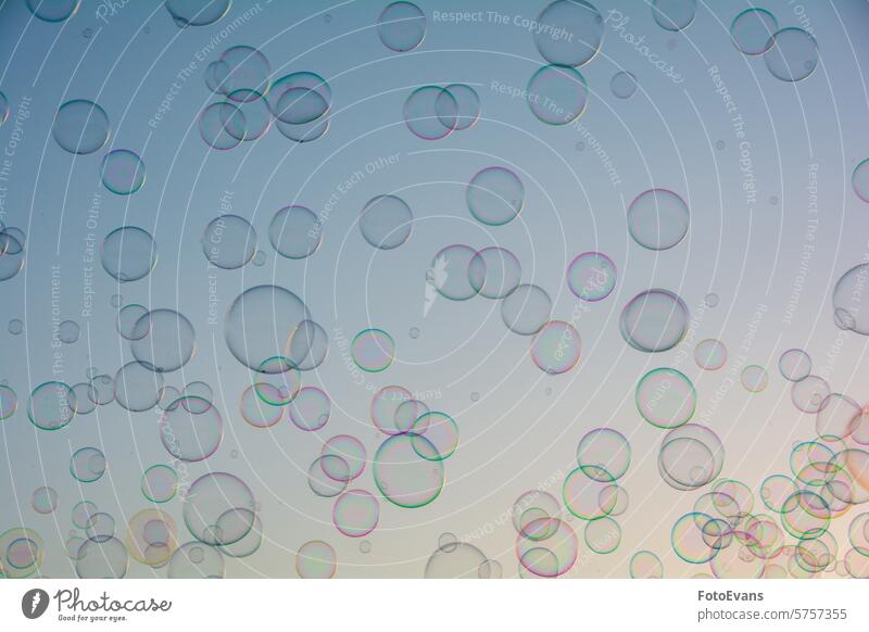 Jede Menge Seifenblasen am Himmel Blasen Bälle abstrakt Regenbogenfarben liquide Farbenspiel Hintergrund Luftblase Air glänzend außerhalb Spiel träumen Freude