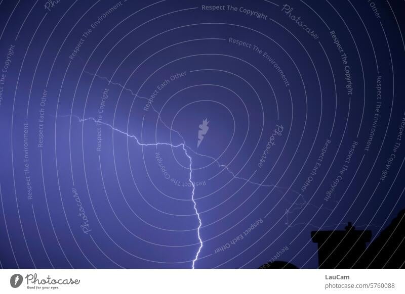 Gefahrenquelle |  Blitze am Nachthimmel Gewitter Entladung sich entladen Spannung Unwetter Natur Naturphänomen Wetter Wetterleuchten schlechtes Wetter dunkel