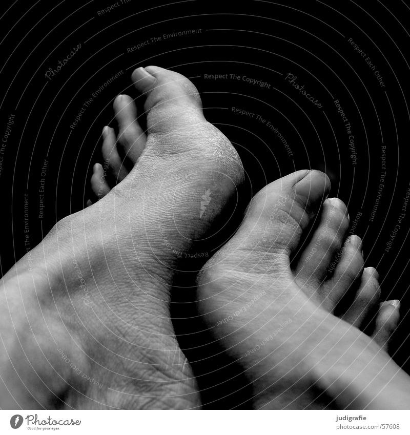 Füße Frau Zehen berühren schwarz weiß 2 Fuß Haut Mensch Barfuß