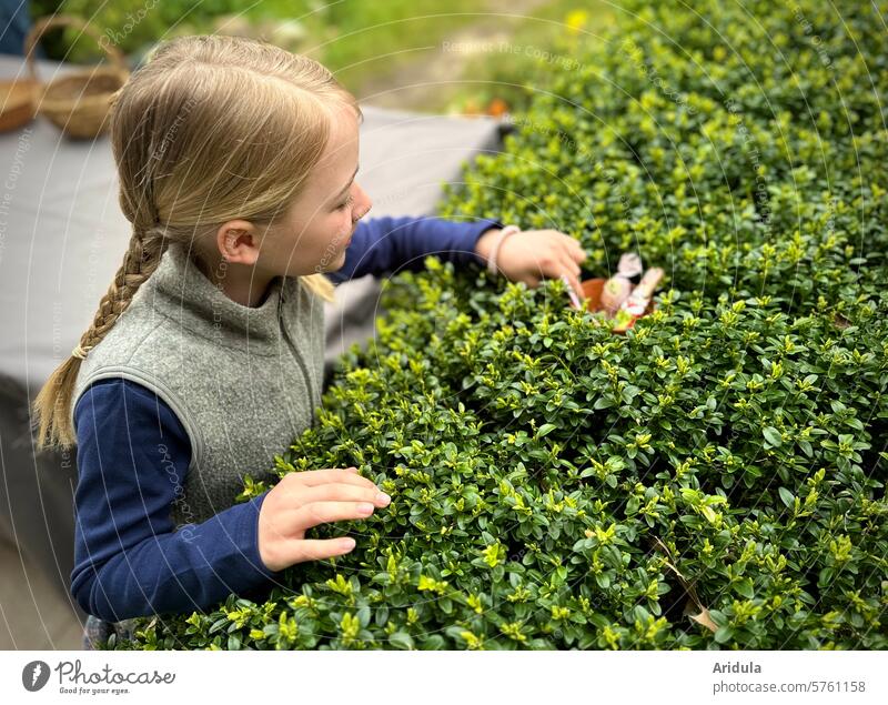 UNermüdlich | am Osternester suchen Kind Suchen Mädchen Nester Eier Osterei Frühling Tradition Feste & Feiern Ostereier Osterfest Osterbrauch Finden Zöpfe