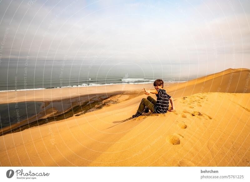 butterweich | sitzkissen träumen staunen ausblick Aussicht Kindheit Sohn Junge Namibia Afrika Wüste Sand Meer Ozean weite Ferne Sehnsucht reisen Fernweh